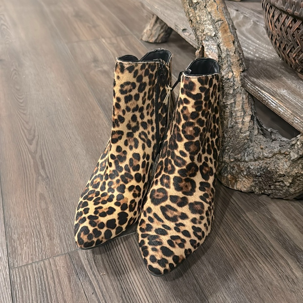 New Alfani  haircalf & man made ankle boot animal print size 7